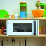 Essensreste in der Mikrowelle geruchlos entsorgen: 3 schnelle Hacks für saubere Küche