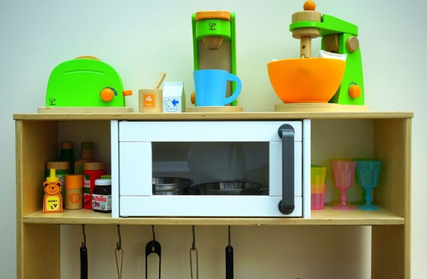 Essensreste in der Mikrowelle geruchlos entsorgen: 3 schnelle Hacks für saubere Küche