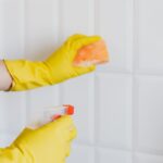 Schimmel entfernen Badezimmer Fliesen: Mit diesem Profi‑Tipp gelingt die Reinigung in 5 Minuten