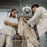 Kleidung nachhaltig pflegen: Diese 5 Hausmittel halten deine Garderobe frisch und umweltfreundlich