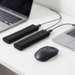 Kabelsalat im Home-Office beenden: 6 sofort umsetzbare Tipps für mehr Ordnung - Description: modern minimalist workspace with a sleek laptop wireless mouse and organized cable sleeves on a clean white surface